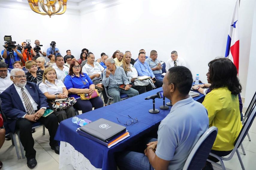 Lucy Molinar Se Re Ne Con Gremios Magisteriales Para Presentar