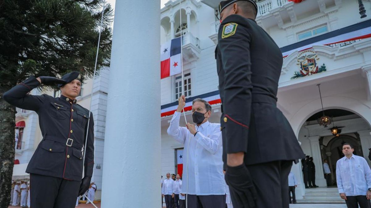 Nito Cortizo Enarbol Bandera Nacional Por El De Noviembre