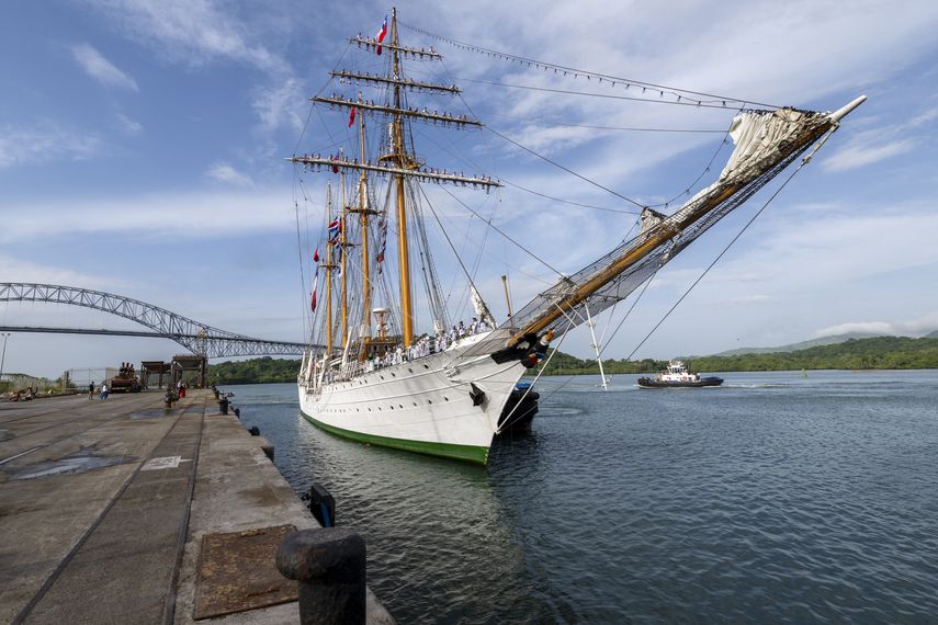 Canal de Panamá enorme velero chileno rompe rutina