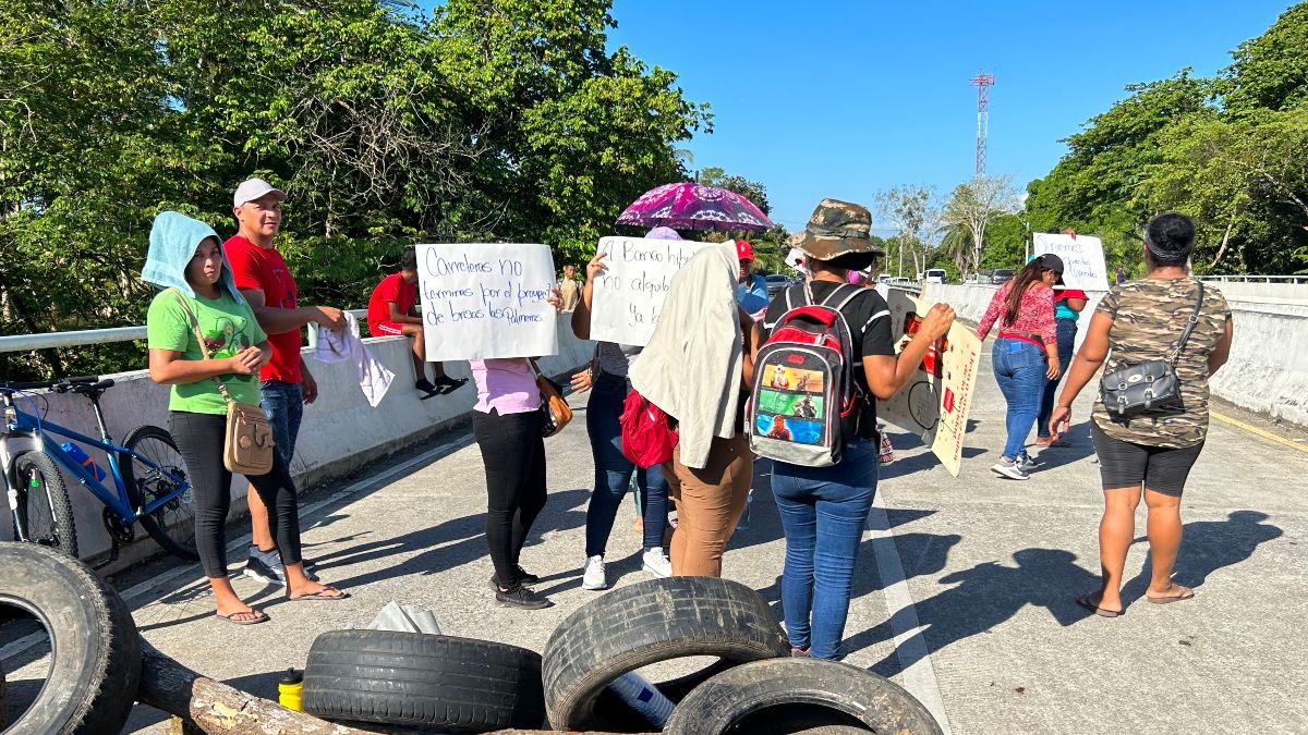 Barú Residentes de Manaca protestan en la vía principal