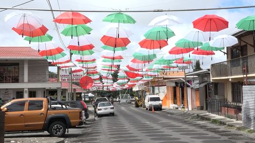 Ya conocida como la calle de los paraguas, acondicionada por la Alcaldía de Boquete, este rincón se ha convertido en otro de los atractivos para los turistas.