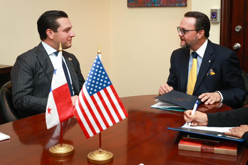 En su primer encuentro oficial, el ministro de Comercio e Industrias de Panamá (MICI), Julio Moltó, se reunió con el embajador de Estados Unidos, Kevin Marino Cabrera, con el objetivo de afianzar la alianza estratégica entre ambas naciones y abrir nuevas oportunidades comerciales. En su primer encuentro oficial, el ministro de Comercio e Industrias de Panamá (MICI), Julio Moltó, se reunió con el embajador de Estados Unidos, Kevin Marino Cabrera, con el objetivo de afianzar la alianza estratégica entre ambas naciones y abrir nuevas oportunidades comerciales.