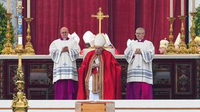 Vaticano da último adiós Benedicto XVI ante miles de fieles