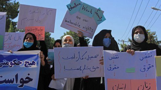 Talibanes cerca de formar gobierno en Afganistán en medio de protestas de mujeres