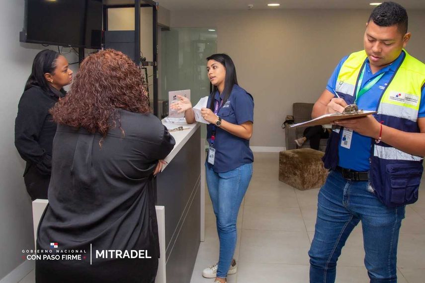 MITRADEL realizó de manera conjunta con la Dirección de Inspección de Trabajo, la Secretaría Nacional de Niñez, Adolescencia y Familia y la Policía de Niñez y Adolescencia, una jornada de orientación y sensibilización en 9 locales comerciales del sector de Clayton. MITRADEL realizó de manera conjunta con la Dirección de Inspección de Trabajo, la Secretaría Nacional de Niñez, Adolescencia y Familia y la Policía de Niñez y Adolescencia, una jornada de orientación y sensibilización en 9 locales comerciales del sector de Clayton.