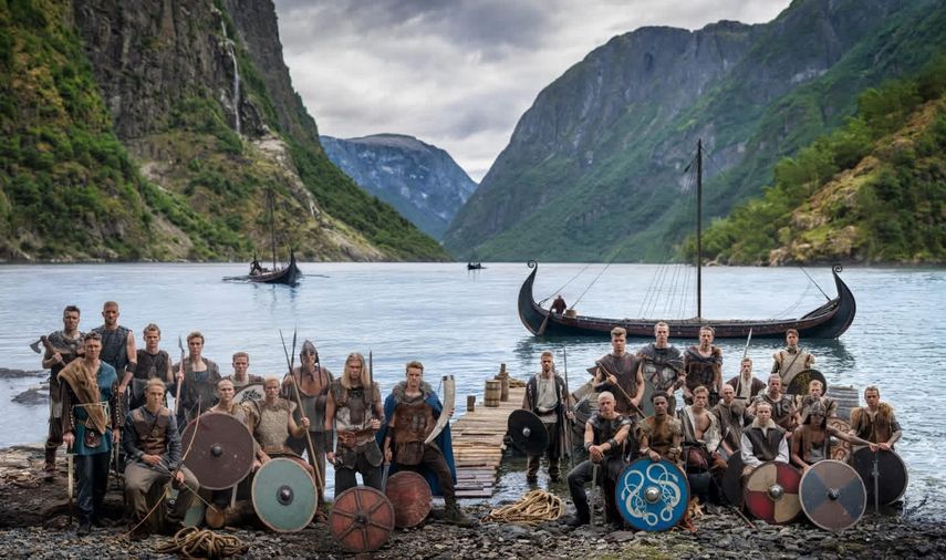 Los jugadores y cuerpo técnico de la selección noruega de fútbol han posado vestidos como vikingos en una foto tomada en un fiordo de ese país nórdico y difundida a una semana del comienzo del Mundial 2026.