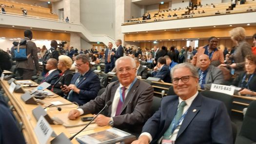 Panamá participó en la jornada de apertura de la 79.ª Asamblea Mundial de la Salud (AMS79), que se celebra del 18 al 23 de mayo de 2026 en el Palacio de las Naciones y la sede de la Organización Mundial de la Salud (OMS), en Ginebra, Suiza. Panamá participó en la jornada de apertura de la 79.ª Asamblea Mundial de la Salud (AMS79), que se celebra del 18 al 23 de mayo de 2026 en el Palacio de las Naciones y la sede de la Organización Mundial de la Salud (OMS), en Ginebra, Suiza.