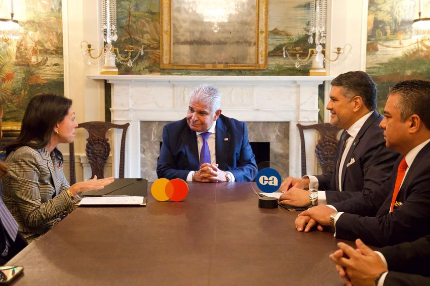 Caja de Ahorros y Mastercard firman acuerdo para digitalizar el pago de becas