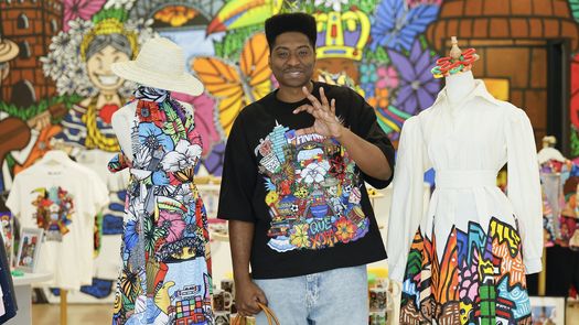 El diseñador panameño Jean Carlos Quijano, conocido como Jean Decort, reivindica en el Mes de la Etnia Negra que la cultura afro se vive todos los días y, aunque reconoce avances en Panamá, alerta sobre contradicciones sociales que todavía afectan a la comunidad afrodescendiente.