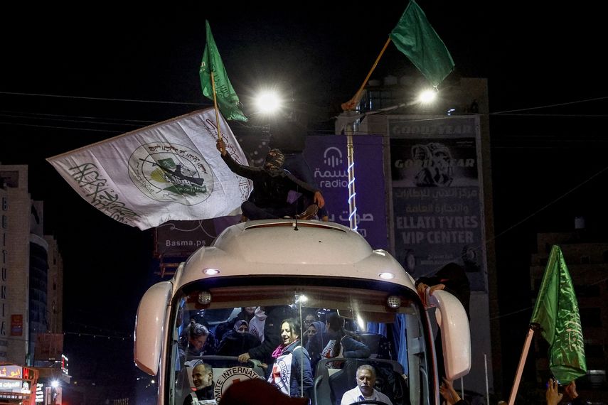 Según el acuerdo, se suministrará medicinas y ayuda humanitaria a los civiles en Gaza a cambio de entregar a los rehenes retenidos en el territorio palestino. Según el acuerdo, se suministrará medicinas y ayuda humanitaria a los civiles en Gaza a cambio de entregar a los rehenes retenidos en el territorio palestino.