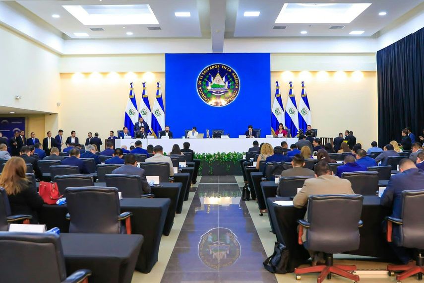 Corte de El Salvador ordena devolver $3,8 millones a exfuncionario de Funes
