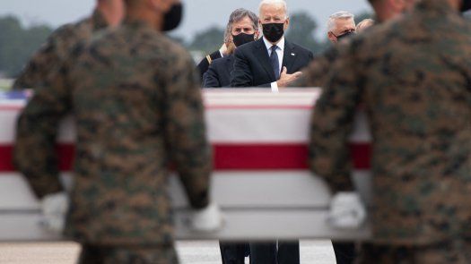 Biden recibe los restos de militares muertos en Afganistán
