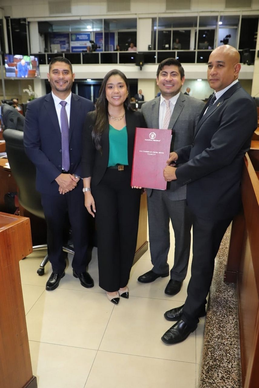 Los diputados Yamireliz Chong, Jhonathan Vega y Jorge Bloise, presentaron la propuesta.