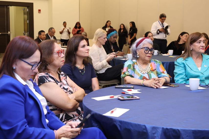 Ministerio de la Mujer presenta propuesta sobre igualdad de género en la política