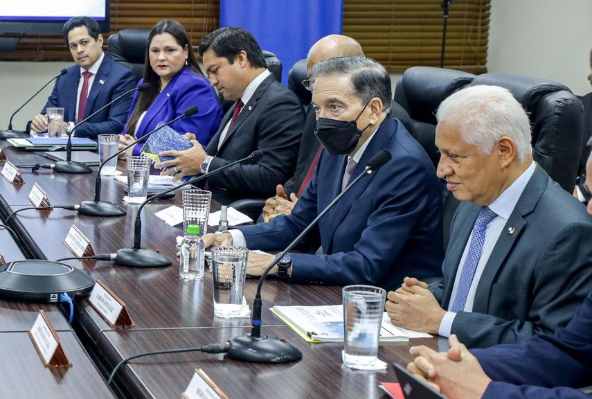 El Ministerio de Economía y Finanzas (MEF) entregó al Fondo de Ahorro de Panamá (FAP) los pagarés correspondientes a los aportes pendientes de los años 2021, 2022, 2023 y 2024 (por los años de acumulación 2020, 2021, 2022 y 2023). El Ministerio de Economía y Finanzas (MEF) entregó al Fondo de Ahorro de Panamá (FAP) los pagarés correspondientes a los aportes pendientes de los años 2021, 2022, 2023 y 2024 (por los años de acumulación 2020, 2021, 2022 y 2023).