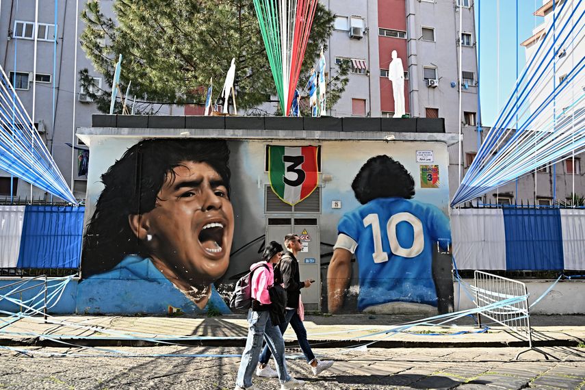 La justicia argentina autorizó este martes el traslado del cuerpo de Diego Maradona de un cementerio a un mausoleo que será llamado "M10 Memorial" en el centro de Buenos Aires, tras un pedido de sus hijas, informaron fuentes judiciales. La justicia argentina autorizó este martes el traslado del cuerpo de Diego Maradona de un cementerio a un mausoleo que será llamado "M10 Memorial" en el centro de Buenos Aires, tras un pedido de sus hijas, informaron fuentes judiciales.