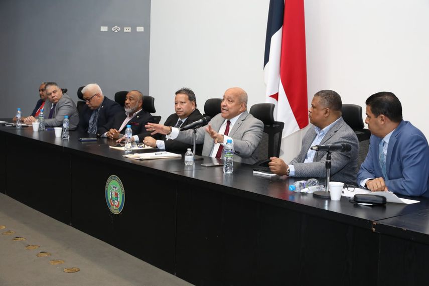 Asamblea y empresarios analizan industria turística