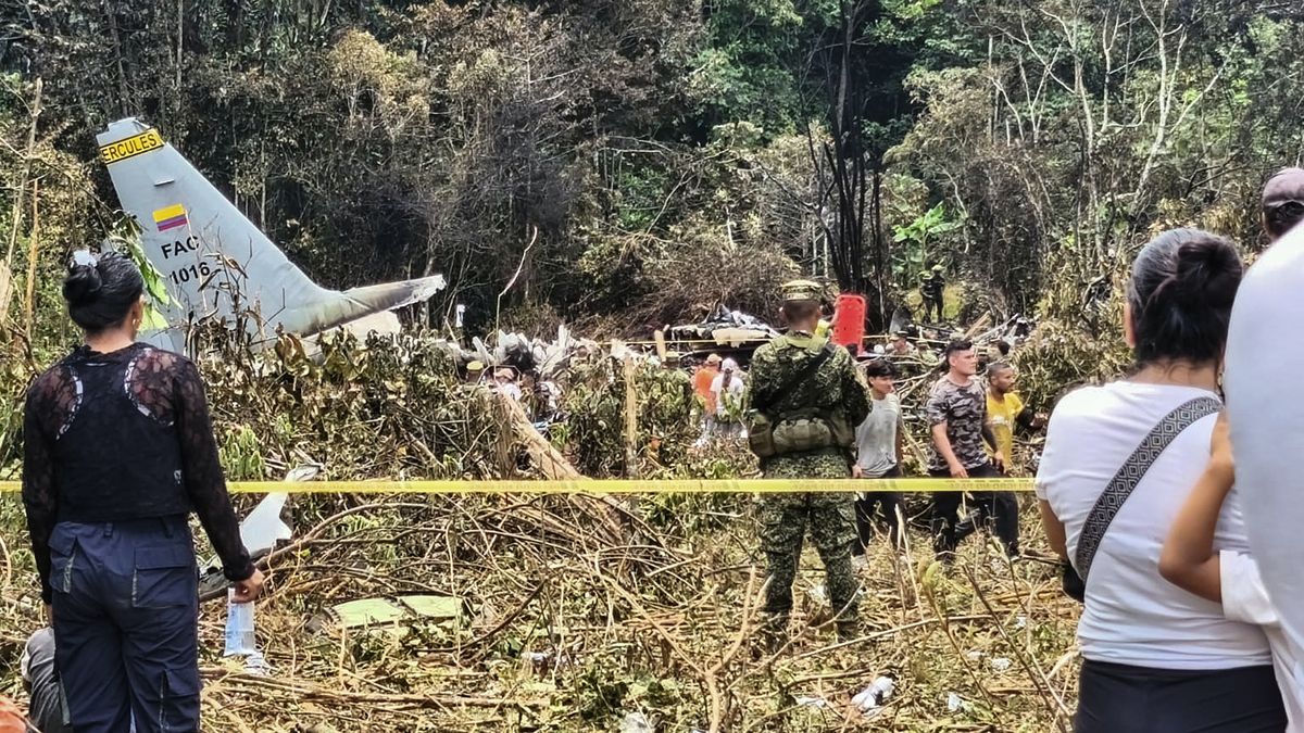 Al menos 68 militares y policías murieron en uno de los accidentes aéreos más letales de la historia reciente de Colombia, según un nuevo balance el martes del siniestro atribuido por el gobierno a una aeronave chatarra donada por Estados Unidos. Al menos 68 militares y policías murieron en uno de los accidentes aéreos más letales de la historia reciente de Colombia, según un nuevo balance el martes del siniestro atribuido por el gobierno a una aeronave chatarra donada por Estados Unidos.