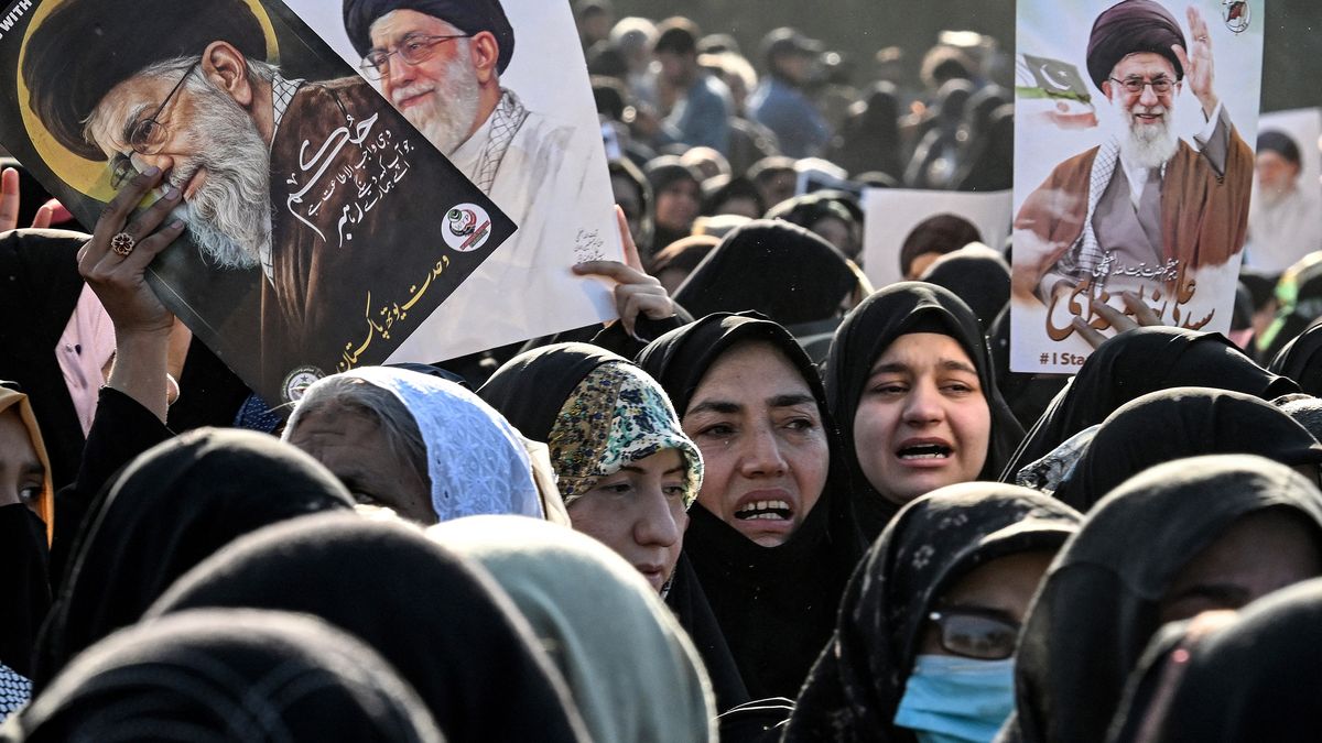 Irán juró este domingo que vengará a su líder supremo, Alí Jamenei, muerto en bombardeos de Israel y Estados Unidos, en un desafío al presidente estadounidense Donald Trump, que les amenazó con ataques sin precedentes si siguen las represalias. Irán juró este domingo que vengará a su líder supremo, Alí Jamenei, muerto en bombardeos de Israel y Estados Unidos, en un desafío al presidente estadounidense Donald Trump, que les amenazó con ataques sin precedentes si siguen las represalias.