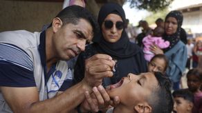 Familias gazatíes acuden a vacunar a sus niños contra la polio