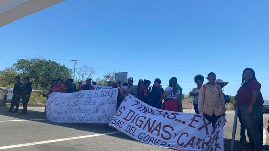 La manifestación de este lunes inició sobre la acera pero por un tiempo aproximado de una hora en el cruce de Horconcitos.