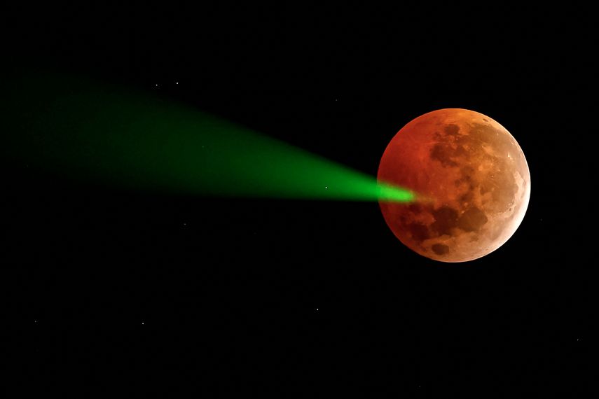 Eclipse total tiñe la Luna de rojo, un espectáculo poco frecuente