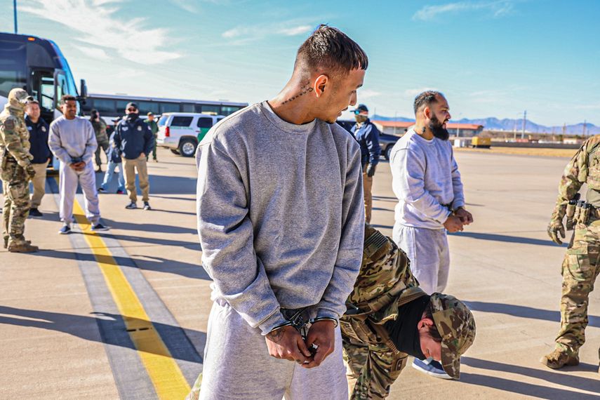 EEUU difunde imágenes del vuelo inicial hacia Guantánamo de migrantes arrestados