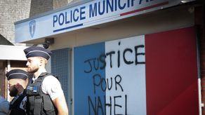 Policía acusado de balear a joven en Francia niega haberlo amenazado