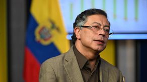 Petro busca calmar tensiones y asegura que entregará el poder en agosto