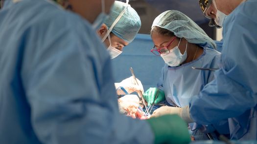 Médicos de la CSS realizan inédita cirugía en la Ciudad de la Salud