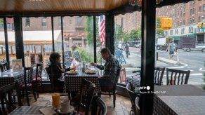 Nueva York cierra salas interiores de restaurantes para frenar contagios de coronavirus