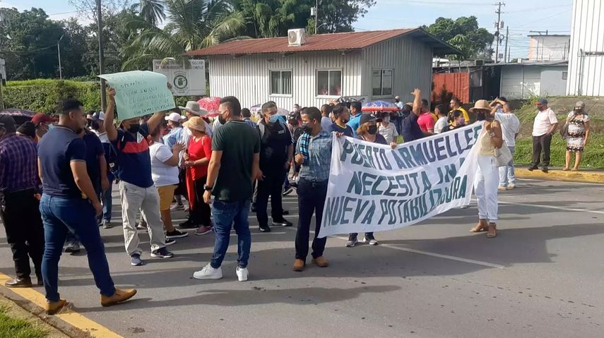 Unidades de control de multitudes evitaron que representantes de las fuerzas vivas de Barú cerraran las calles en Paso Canoas.