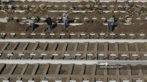 Cementerio de Santiago cava miles de tumbas ante avance del coronavirus