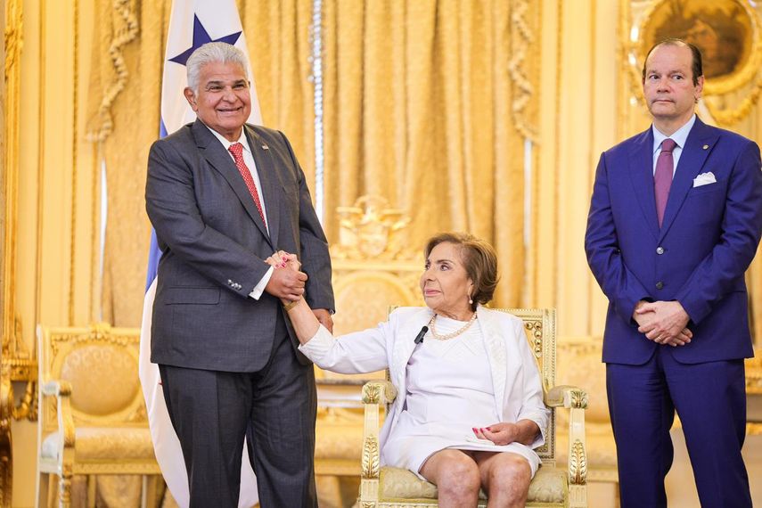 Mayín Correa recibe orden nacional DR. Belisario Porras en grado gran cruz por aportes al país