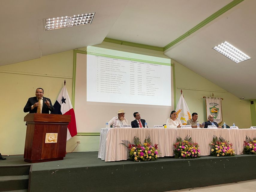 Durante la reunión de la Autoridad de Descentralización, Victoria detalló que los 52 representantes y 6 alcaldes deberán presentar ante la AND varios documentos para iniciar el proceso de gestión de cobros. Durante la reunión de la Autoridad de Descentralización, Victoria detalló que los 52 representantes y 6 alcaldes deberán presentar ante la AND varios documentos para iniciar el proceso de gestión de cobros.