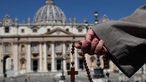 Papa Francisco se recupera favorablemente y da sus primeros pasos