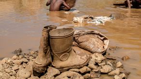 Prefiero sacar oro que ir a la escuela