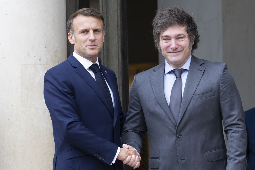 Macron recibe a Javier Milei en Francia tras polémica sobre cánticos racistas