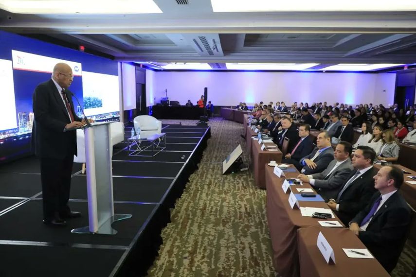 La fuerte recuperación que registra la economía panameña, la generación de empleos, reducción de la pobreza y una de las inflaciones más bajas del mundo, fueron las ventajas que destacó, el ministro de Economía y Finanzas (MEF), Héctor Alexander. La fuerte recuperación que registra la economía panameña, la generación de empleos, reducción de la pobreza y una de las inflaciones más bajas del mundo, fueron las ventajas que destacó, el ministro de Economía y Finanzas (MEF), Héctor Alexander.