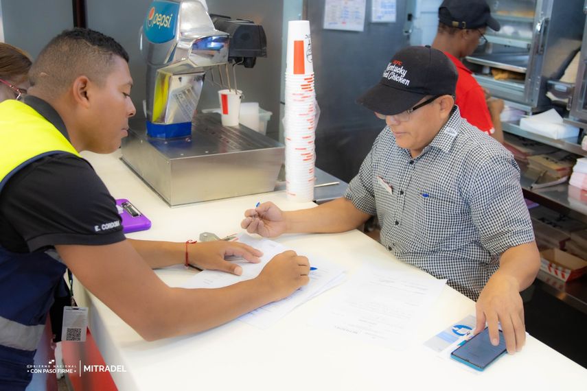 Con el compromiso de erradicar el trabajo infantil en el país, el Ministerio de Trabajo y Desarrollo Laboral (Mitradel) ha desarrollado 130 jornadas de sensibilización desde julio hasta octubre de este año, impactando a 3,185 personas. Con el compromiso de erradicar el trabajo infantil en el país, el Ministerio de Trabajo y Desarrollo Laboral (Mitradel) ha desarrollado 130 jornadas de sensibilización desde julio hasta octubre de este año, impactando a 3,185 personas.