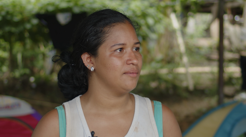 Adela Coriat conversó con la migrante Milexis Mago quien describió con lágrimas en sus ojos como atravesó la selva del Darién junto a su familia. Adela Coriat conversó con la migrante Milexis Mago quien describió con lágrimas en sus ojos como atravesó la selva del Darién junto a su familia.