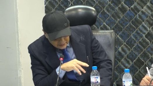 ¡No más calvicie! Diputado Manuel Cheng acude en gorra al legislativo tras intervención capilar