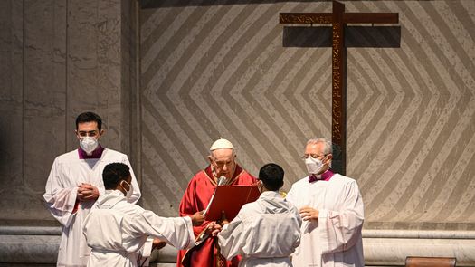 Papa Francisco lamenta que el mundo esté en guerra