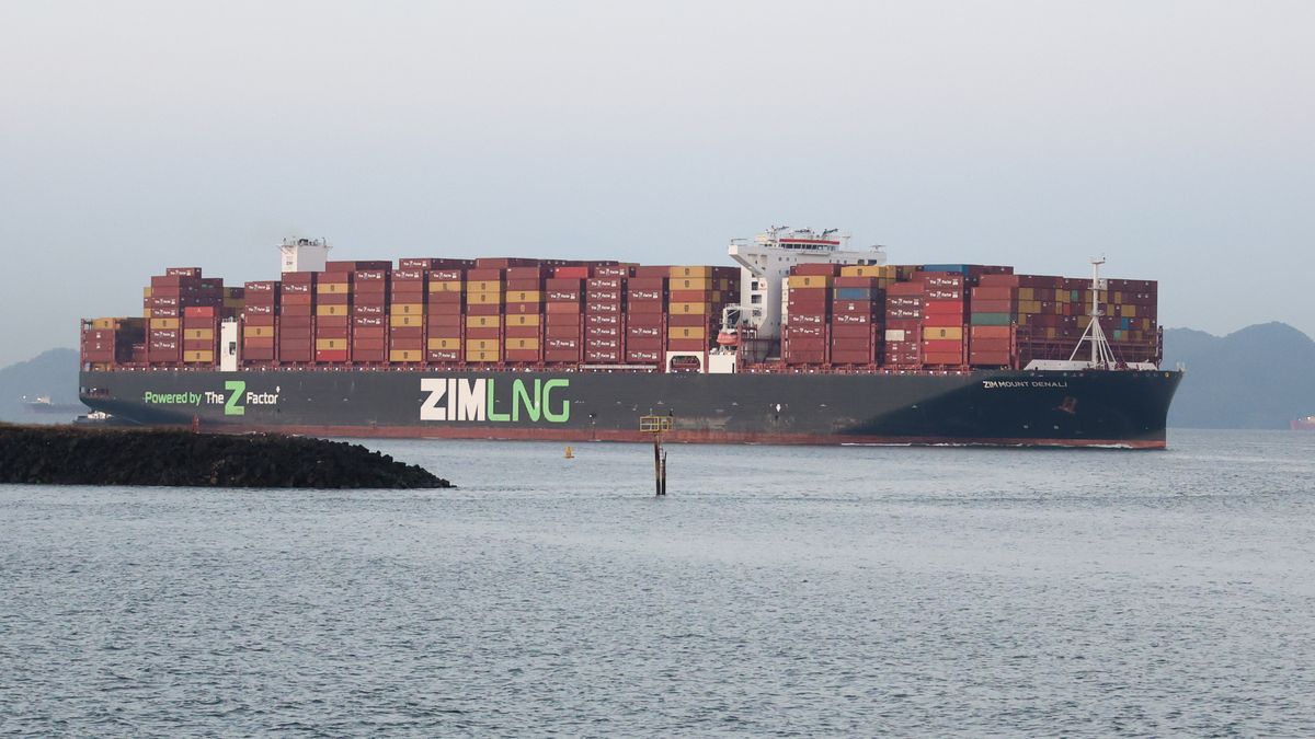 La Cámara Marítima de Panamá (CMP) expresó este miércoles su rechazo a un proyecto de ley que propone una nueva tasa al movimiento de contenedores y servicios vinculados a la actividad portuaria y logística, porque restaría competitividad al nodo logístico del país que alberga al Canal interoceánico.