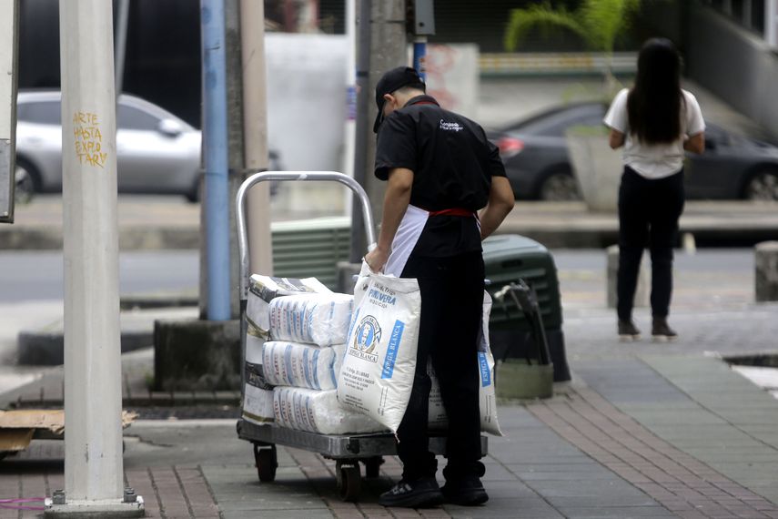 El Ministerio de Trabajo y Desarrollo Laboral (Mitradel) de Panamá informó este viernes que convocará oficialmente en noviembre próximo la instalación de una comisión para revisar el salario mínimo. El Ministerio de Trabajo y Desarrollo Laboral (Mitradel) de Panamá informó este viernes que convocará oficialmente en noviembre próximo la instalación de una comisión para revisar el salario mínimo. 