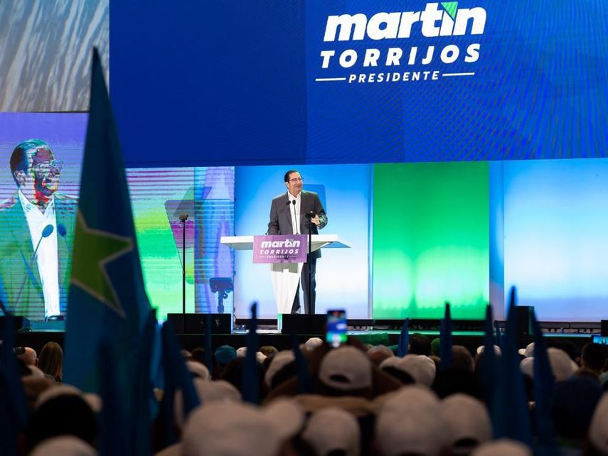 Juan McKay, del Movimiento Panamá Posible, que respalda de la candidatura presidencial del expresidente, Martín Torrijos, por el Partido Popular, asegura que el candidato no gobernará solo con miembros de su colectivo histórico, el PRD. Juan McKay, del Movimiento Panamá Posible, que respalda de la candidatura presidencial del expresidente, Martín Torrijos, por el Partido Popular, asegura que el candidato no gobernará solo con miembros de su colectivo histórico, el PRD.