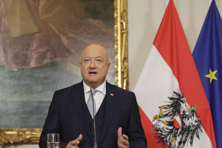 En Austria, el líder de los conservadores, Christian Stocker, asume como jefe de gobierno
