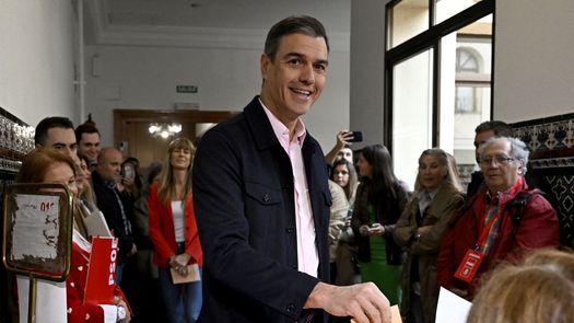 El presidente del Gobierno de España, Pedro Sánchez, emite su voto.