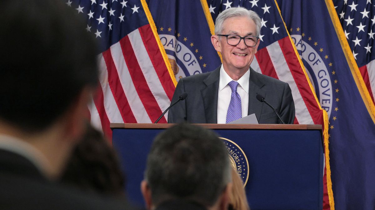 La Reserva Federal de Estados Unidos (Fed, banco central) bajó, con división de opiniones, los tipos de interés un cuarto de punto por tercera vez consecutiva por preocupaciones sobre el mercado laboral. La Reserva Federal de Estados Unidos (Fed, banco central) bajó, con división de opiniones, los tipos de interés un cuarto de punto por tercera vez consecutiva por preocupaciones sobre el mercado laboral.