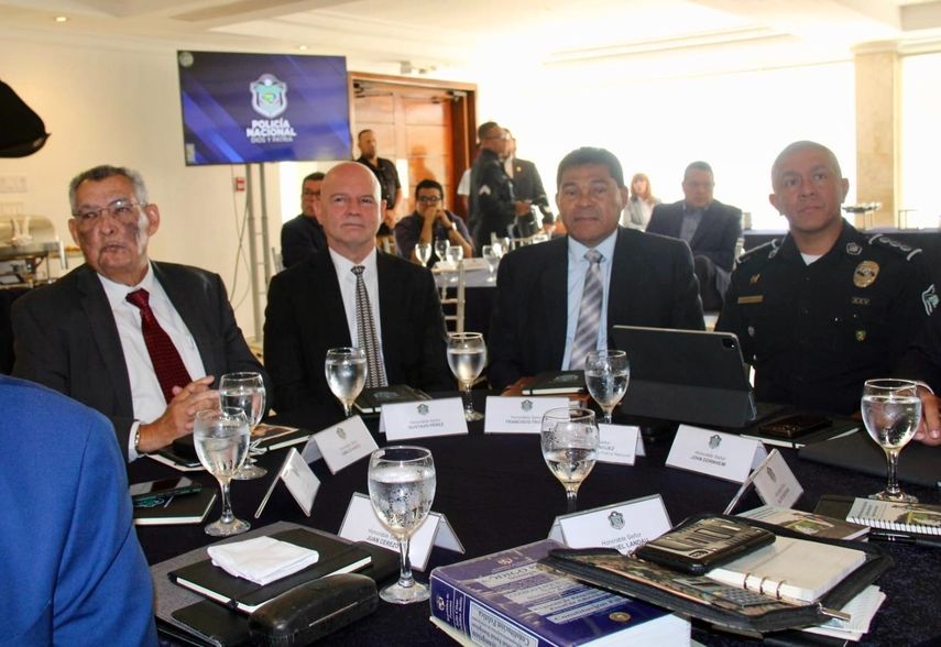 Policía Nacional y exdirectores de la entidad intercambian estrategias de seguridad